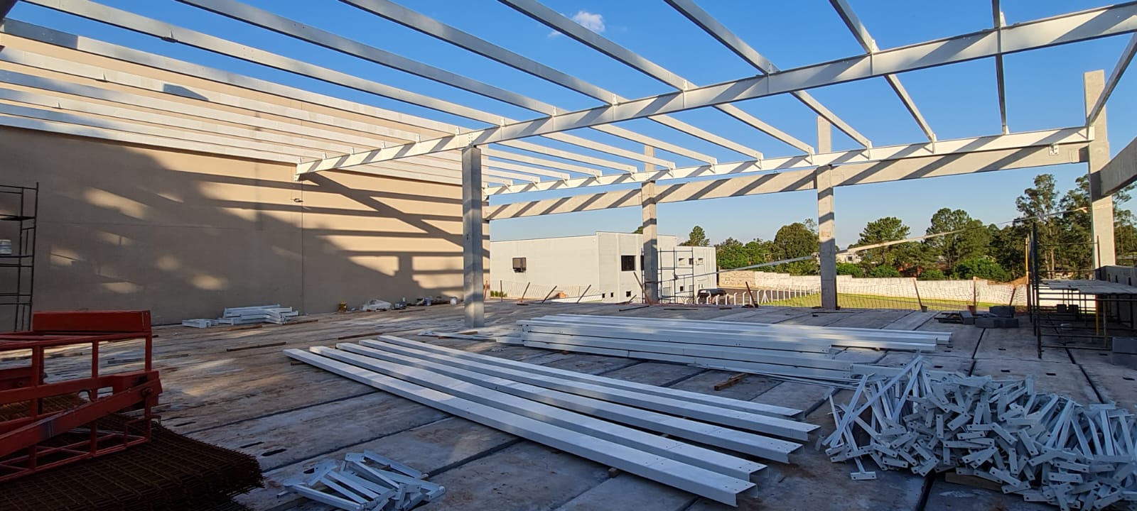 Canteiro de obra com materiais posicionados para a montagem