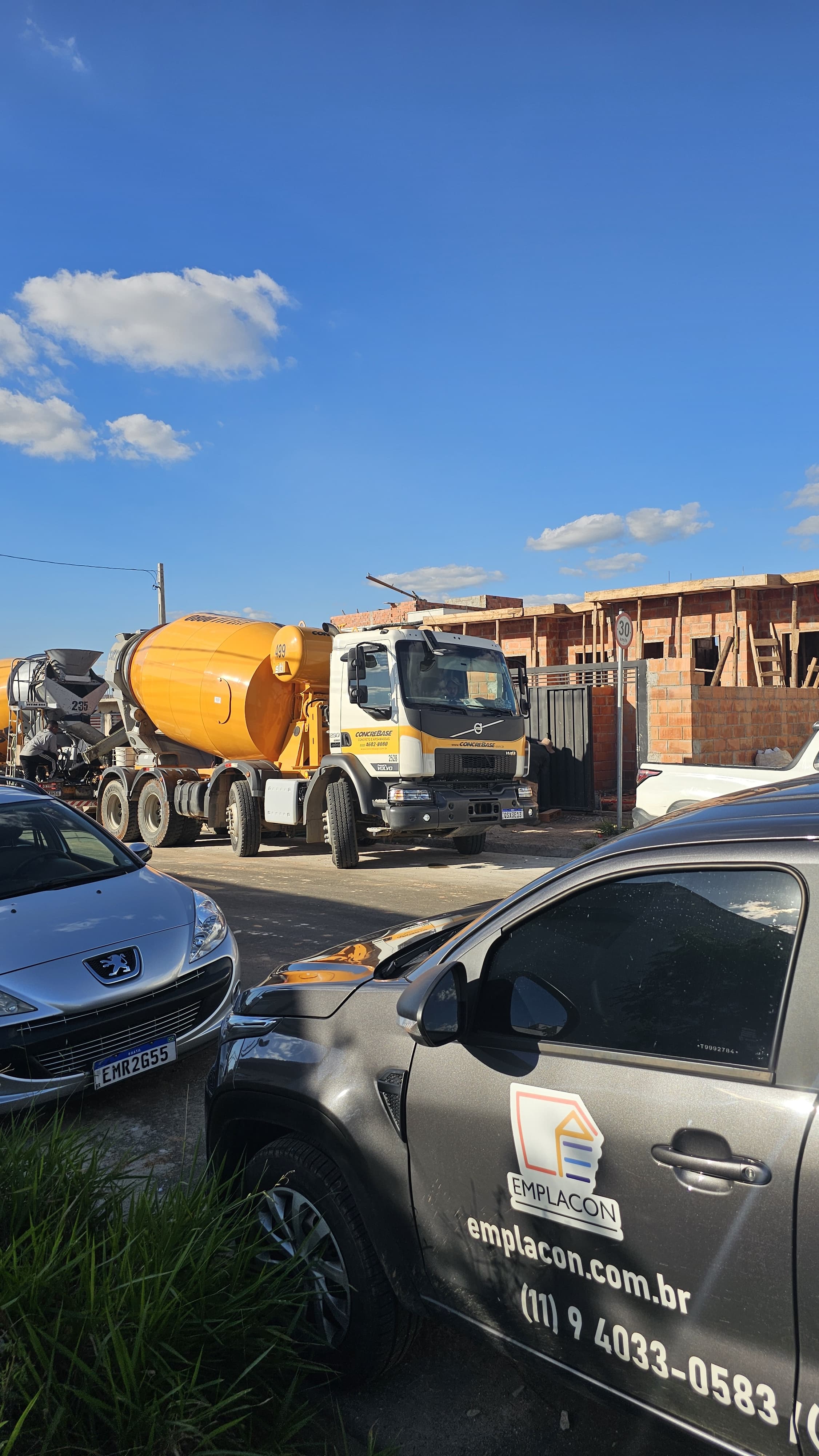 Equipe Emplacon em obra com caminhão betoneira