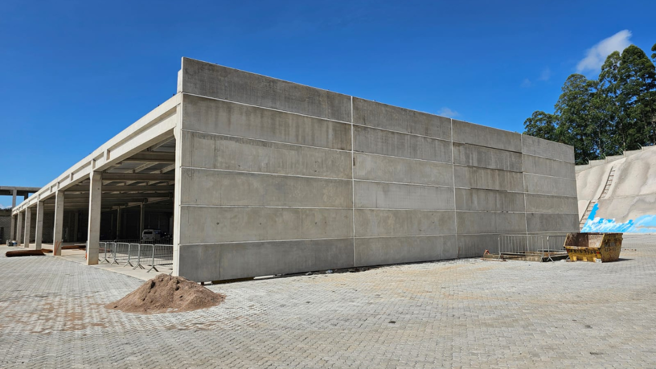 Painéis pré-moldados de concreto do galpão