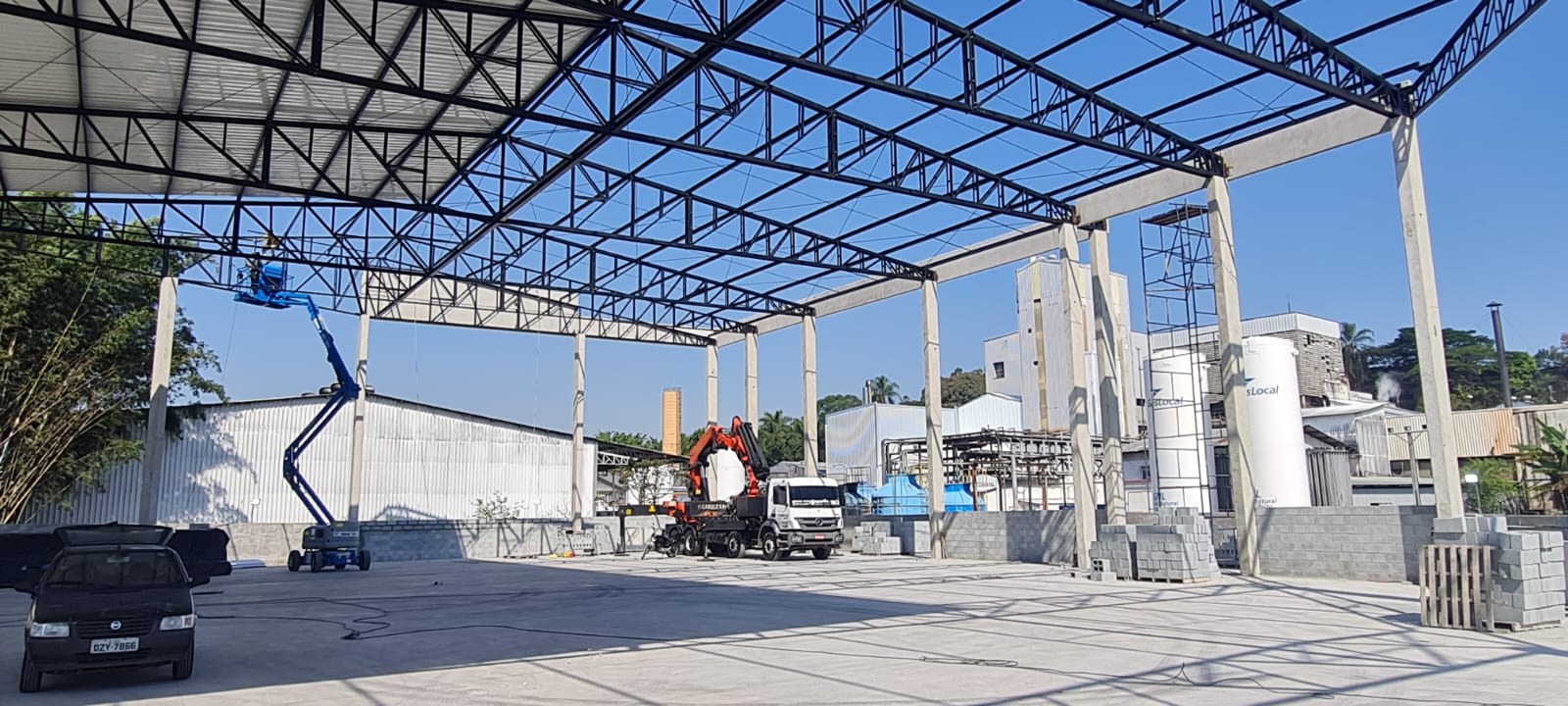 Montagem da estrutura e instalação da cobertura metálica
