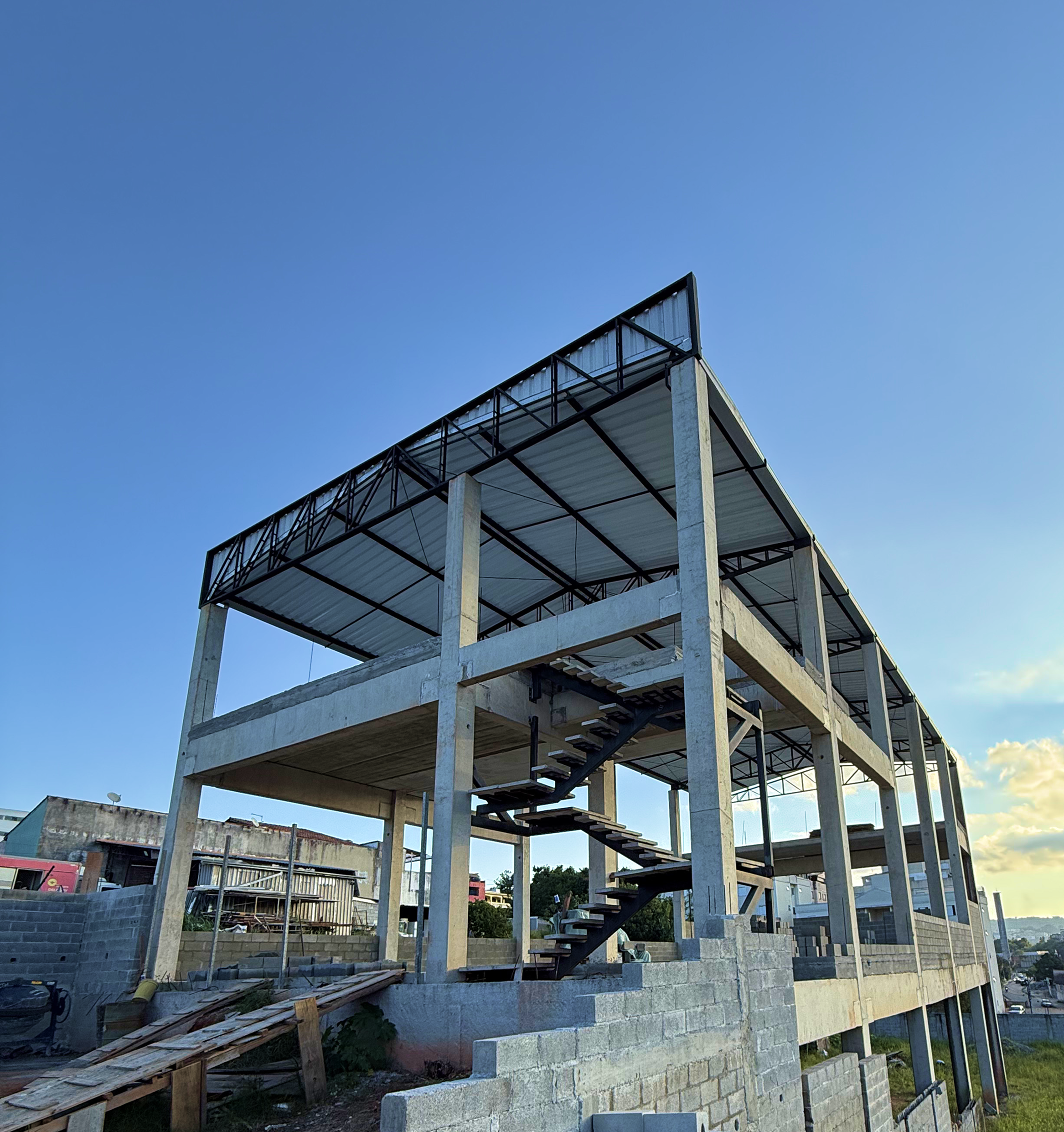 Galpão comercial Emplacon em estrutura de concreto e cobertura metálica
