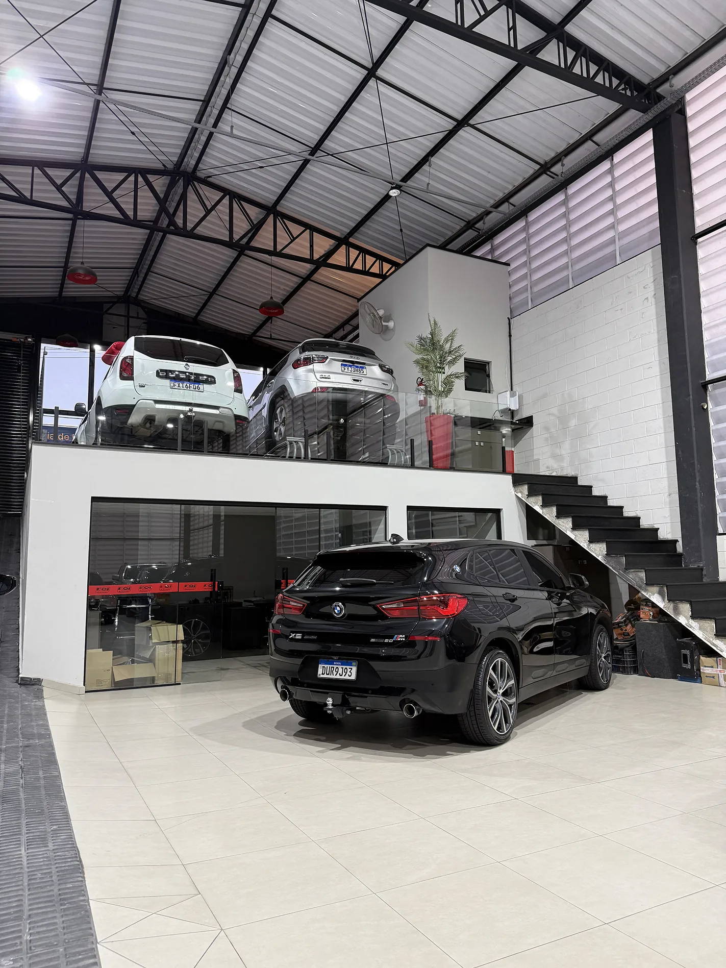 Mezanino em estrutura metálica dentro de galpão, com piso superior aproveitando o pé-direito