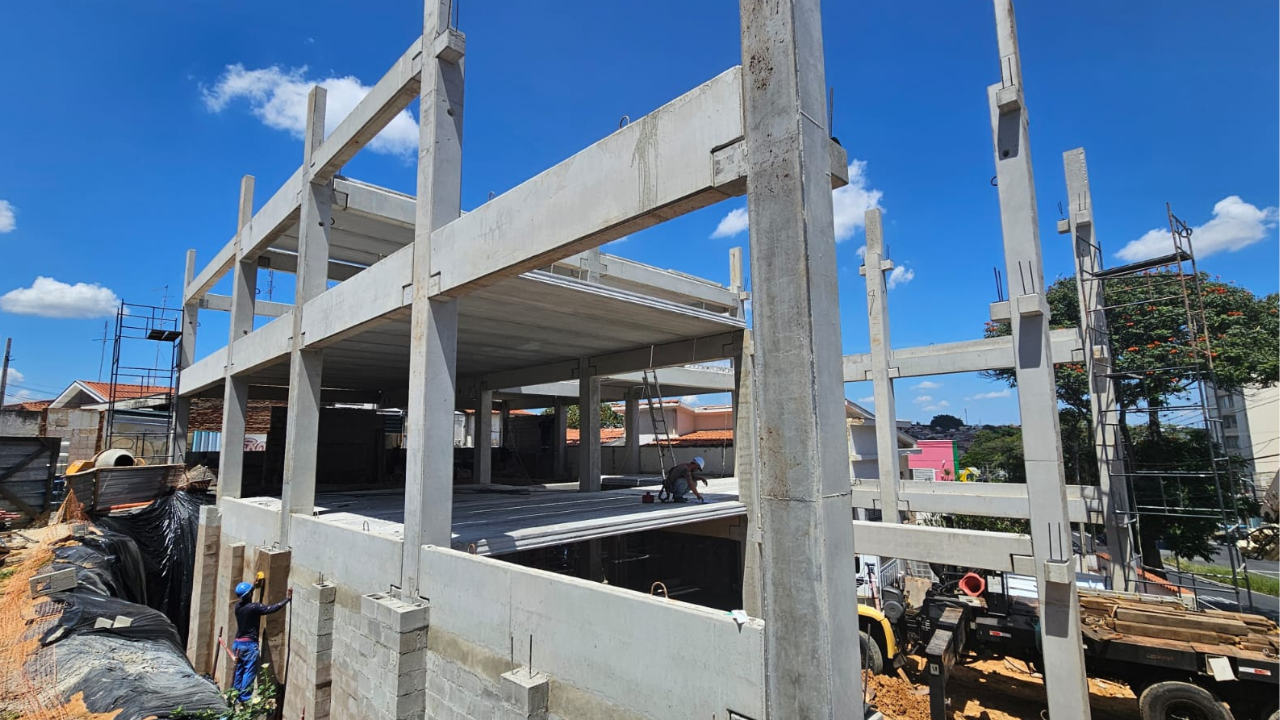 Estrutura pré-moldada de concreto sendo erguida